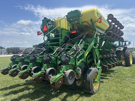 Image of John Deere 1795 equipment image 2
