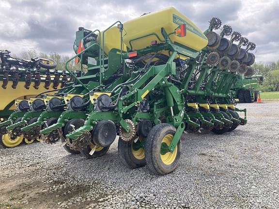 Image of John Deere 1795 equipment image 2