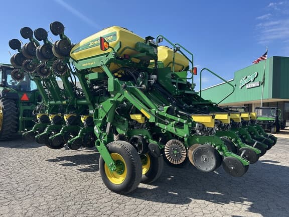 Image of John Deere 1795 equipment image 2