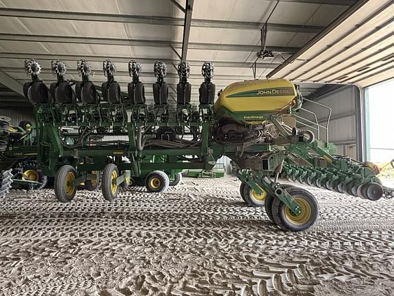 Image of John Deere 1795 equipment image 1