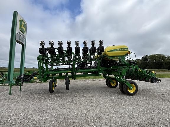 Image of John Deere 1795 equipment image 1