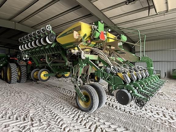 Image of John Deere 1795 equipment image 2