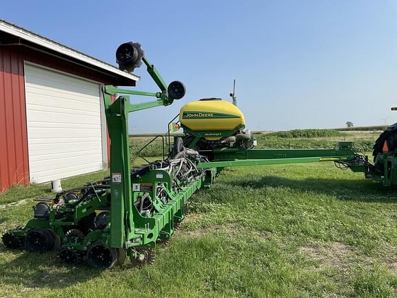 Image of John Deere 1795 equipment image 1