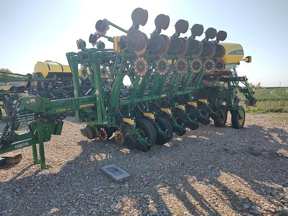 Image of John Deere 1795 equipment image 1