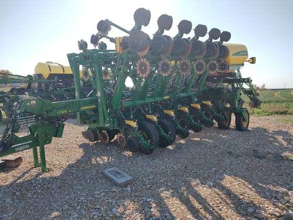 Image of John Deere 1795 equipment image 2