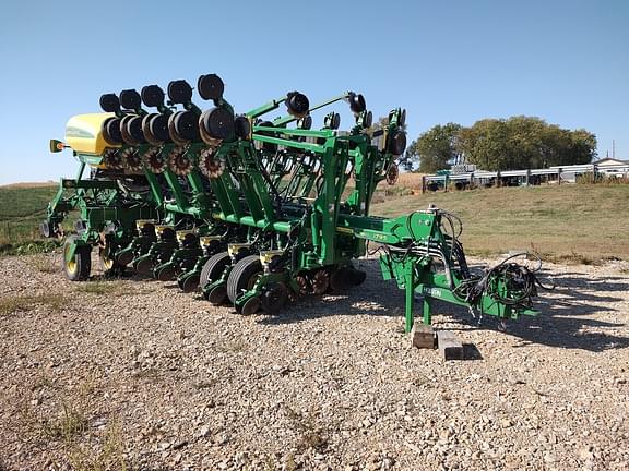 Image of John Deere 1795 equipment image 1