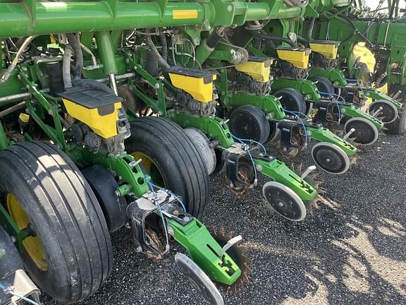 Image of John Deere 1795 equipment image 3