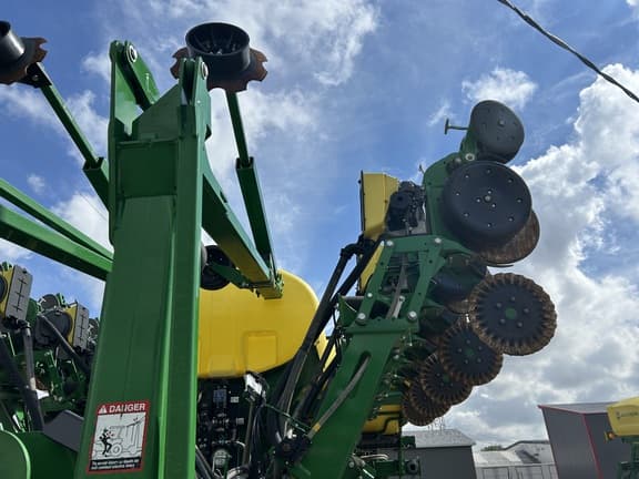 Image of John Deere 1795 equipment image 2