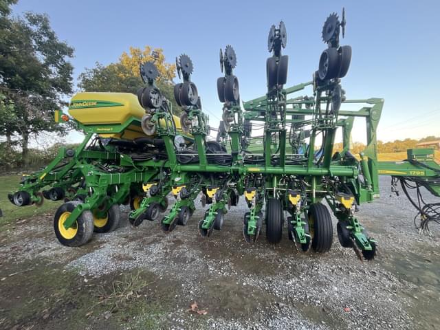 Image of John Deere 1795 equipment image 1