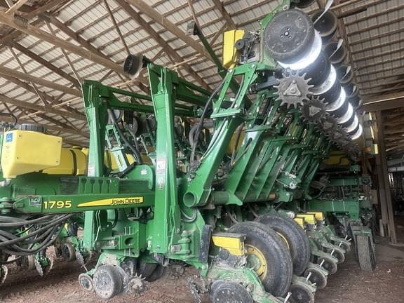Image of John Deere 1795 equipment image 1