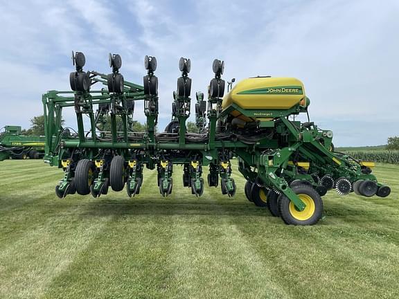 Image of John Deere 1795 equipment image 1