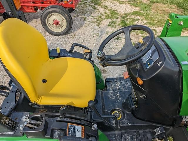 Image of John Deere 2025R equipment image 3