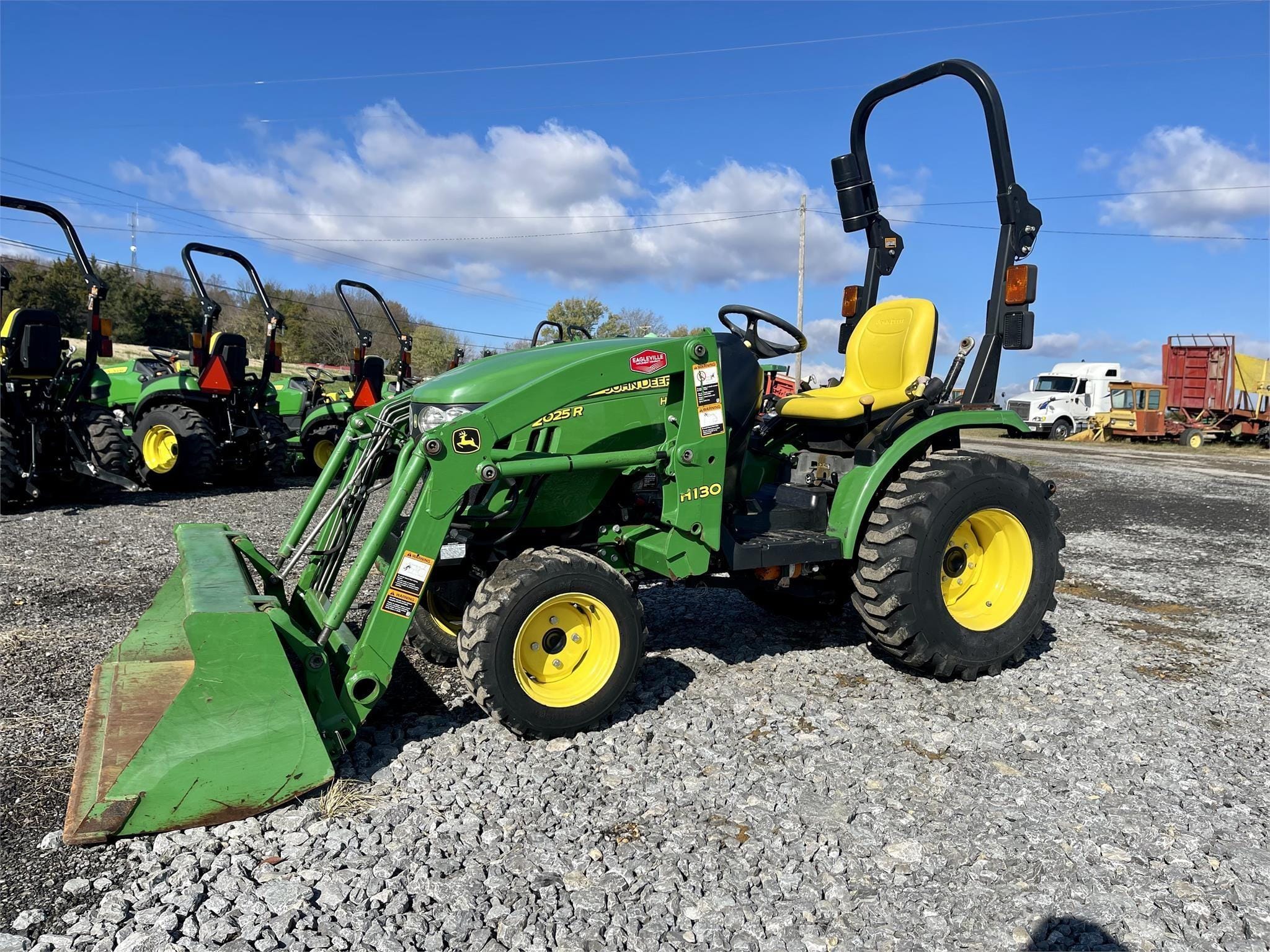 2015 John Deere 2025R Equipment Image0