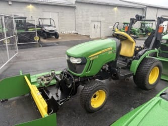 2015 John Deere 2025R Equipment Image0