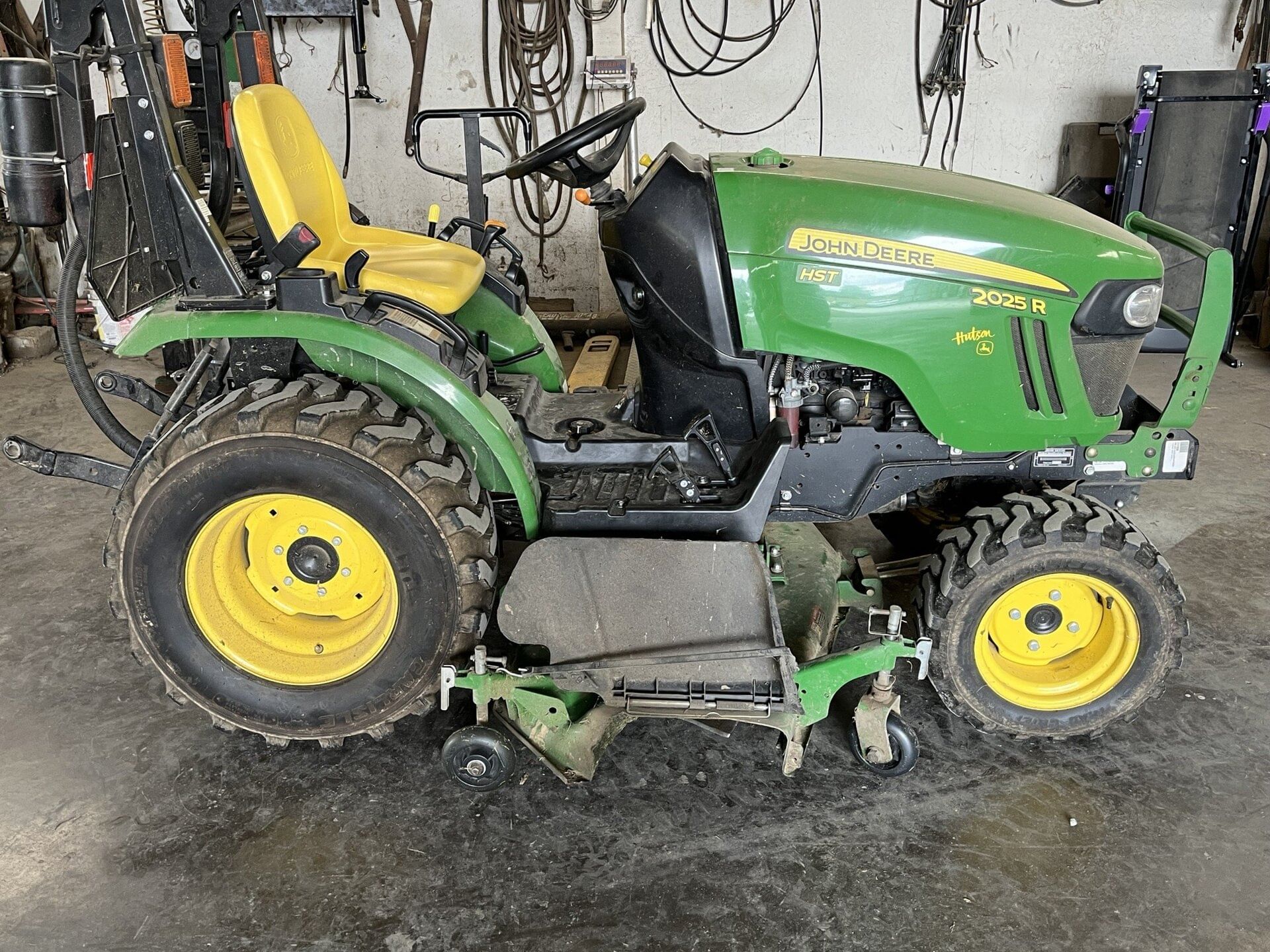 2015 John Deere 2025R Equipment Image0