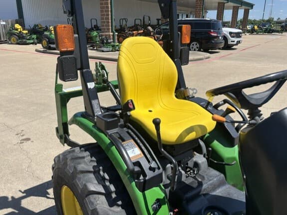 Image of John Deere 2025R equipment image 4