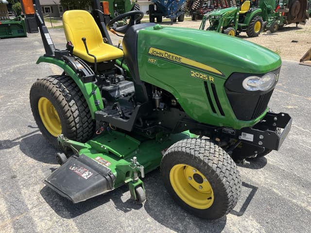 Image of John Deere 2025R equipment image 3