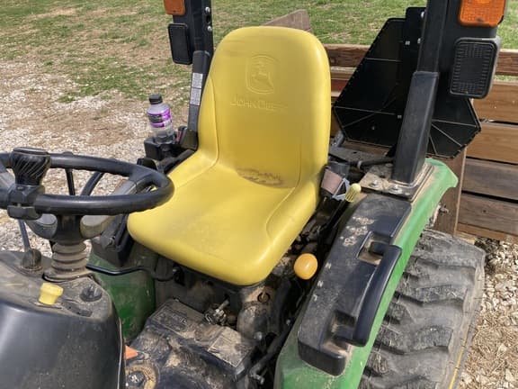 Image of John Deere 2025R equipment image 4