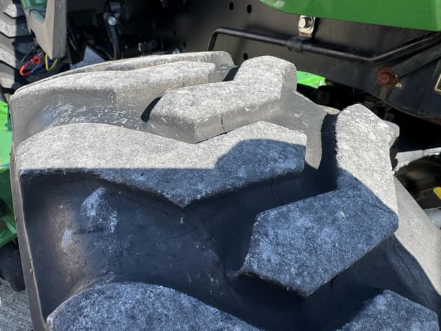 Image of John Deere 2025R equipment image 4