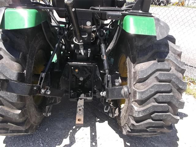 Image of John Deere 2032R equipment image 4