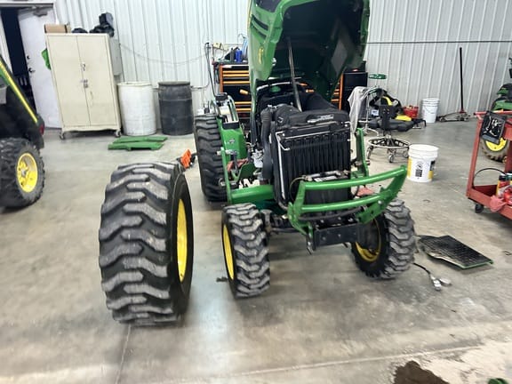 2015 John Deere 2032R Equipment Image0