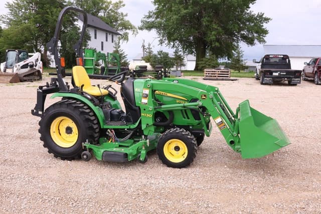Image of John Deere 2032R equipment image 4