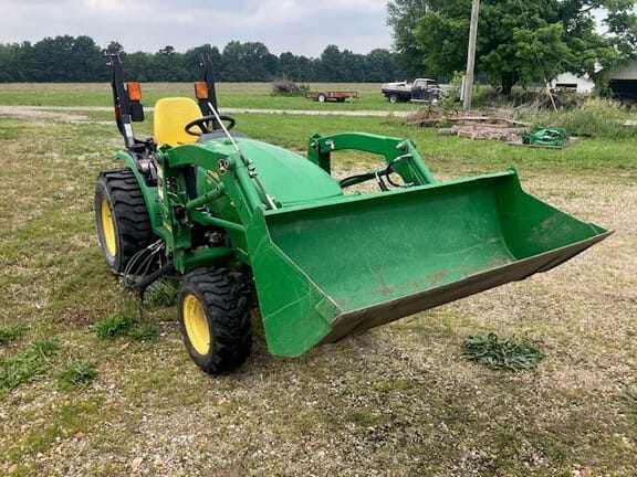 2015 John Deere 2032R Equipment Image0