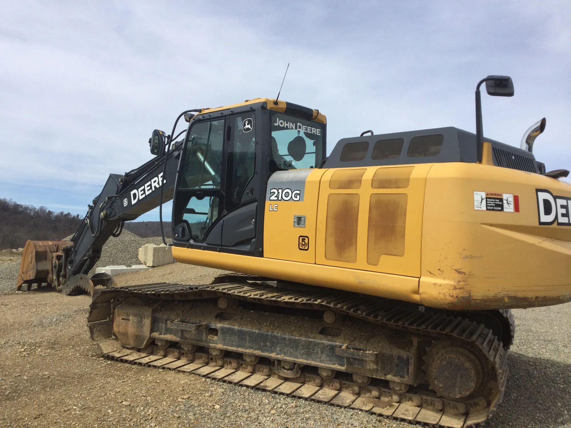 2015 John Deere 210G LC Equipment Image0