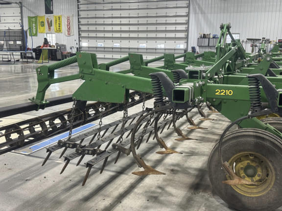 Image of John Deere 2210 equipment image 4