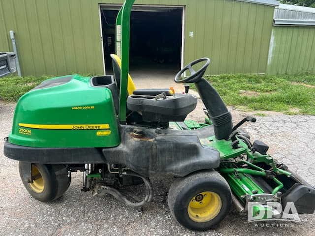 Image of John Deere 2500B equipment image 2