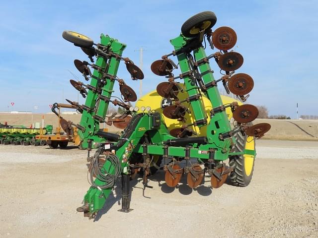 Image of John Deere 2510L equipment image 1