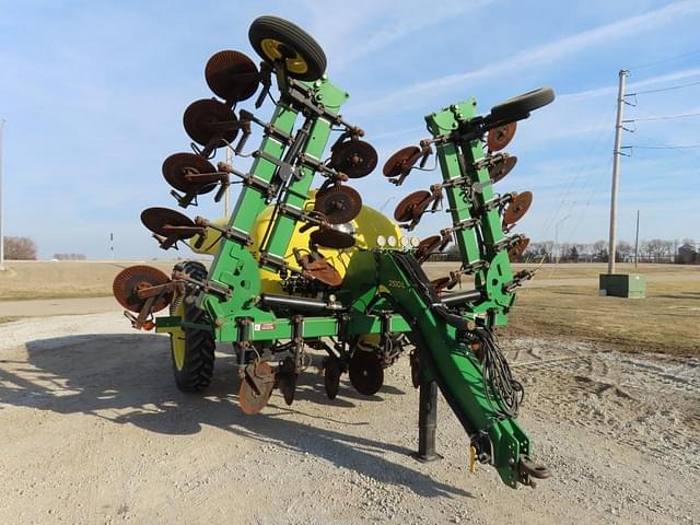 Image of John Deere 2510L equipment image 3