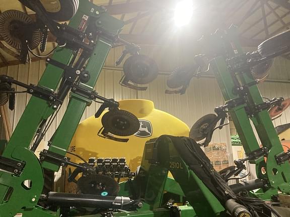 Image of John Deere 2510L equipment image 1