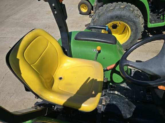 Image of John Deere 3032E equipment image 2