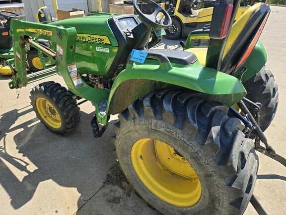 Image of John Deere 3032E equipment image 4