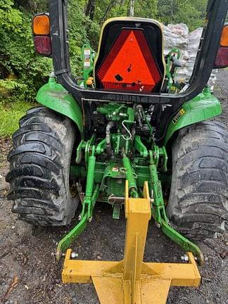 Image of John Deere 3033R equipment image 4