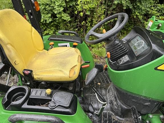Image of John Deere 3033R equipment image 1