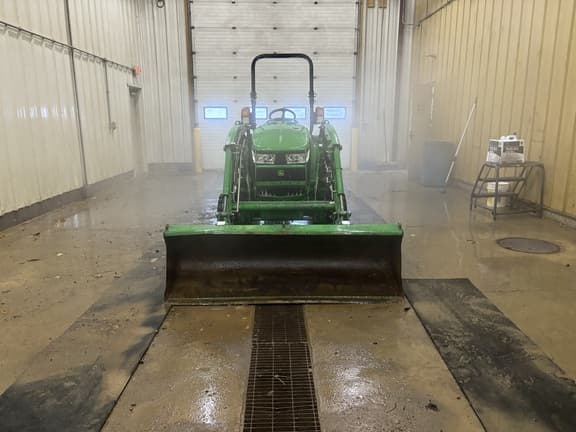 Image of John Deere 3033R equipment image 1