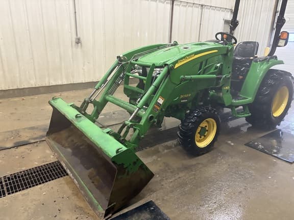 Image of John Deere 3033R equipment image 4