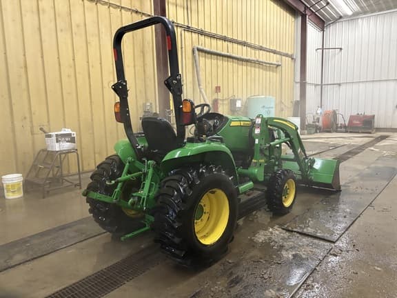 Image of John Deere 3033R equipment image 2