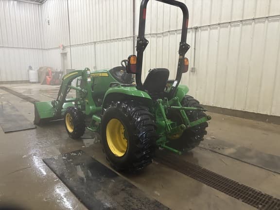 Image of John Deere 3033R equipment image 3
