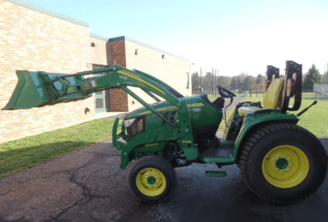 Image of John Deere 3033R equipment image 2