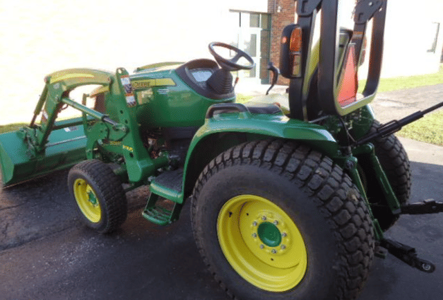 Image of John Deere 3033R equipment image 3