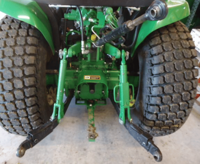 Image of John Deere 3033R equipment image 4