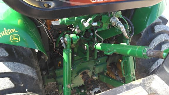 Image of John Deere 3033R equipment image 4