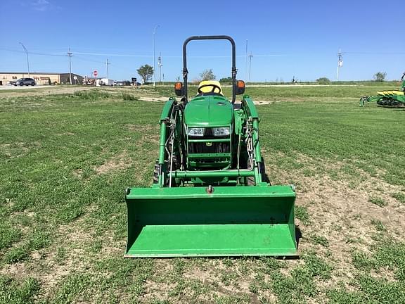 Image of John Deere 3033R equipment image 1