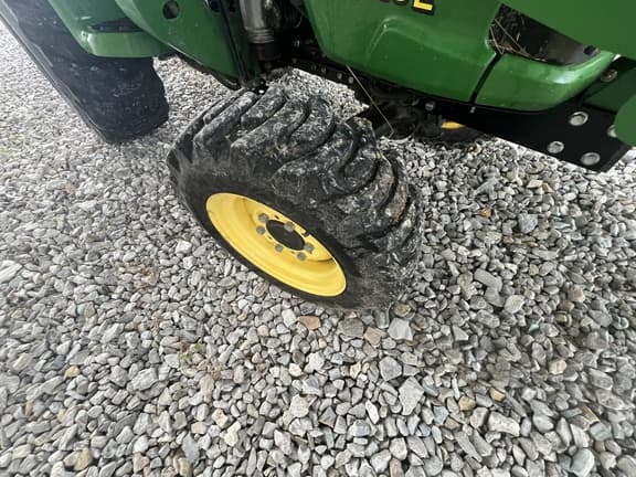Image of John Deere 3038E equipment image 4