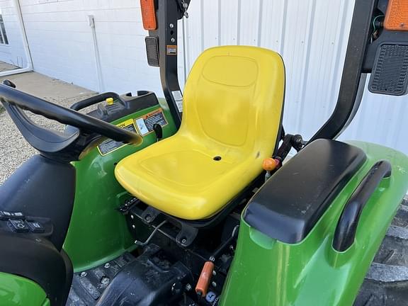 Image of John Deere 3038E equipment image 4