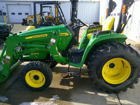 Image of John Deere 3038E equipment image 4