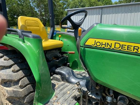 Image of John Deere 3038E equipment image 4